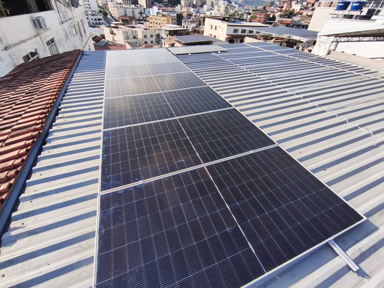 Painéis solares em telhado metálico na cidade